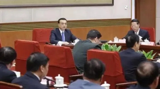 開著五菱翼，賣著源碼燈，地攤致富新方式