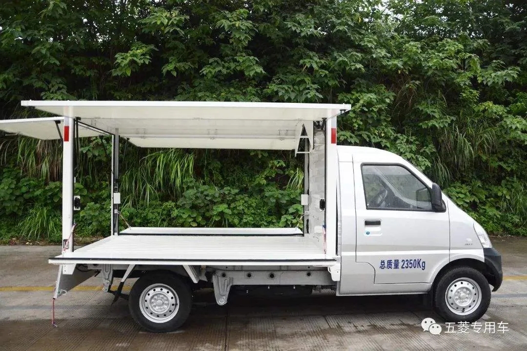 開著五菱翼，賣著源碼燈，地攤致富新方式